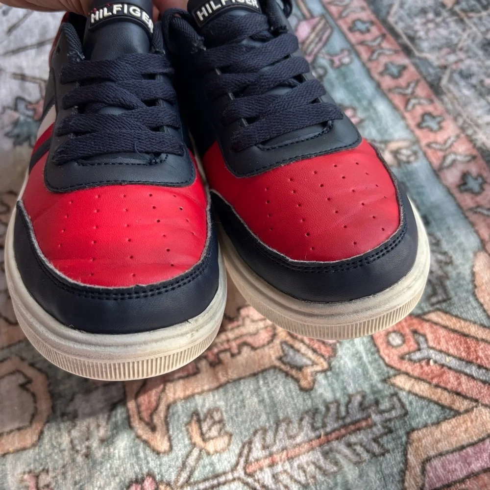 Tommy Hilfiger Cayman 2.0 Sneakers Red Navy Blue Boys‎ Casual Shoes size 3 Kids